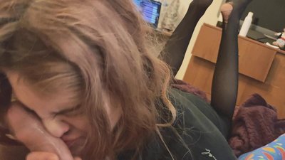 လည်ချောင်းကွမ်းသီး၊ စုတ်ပြဲနေတဲ့ pantyhose နဲ့ ဒေါက်ဖိနပ်စုတ်ပြဲနေတာ တွေ့ရလို့ ဝမ်းသာပါတယ်။